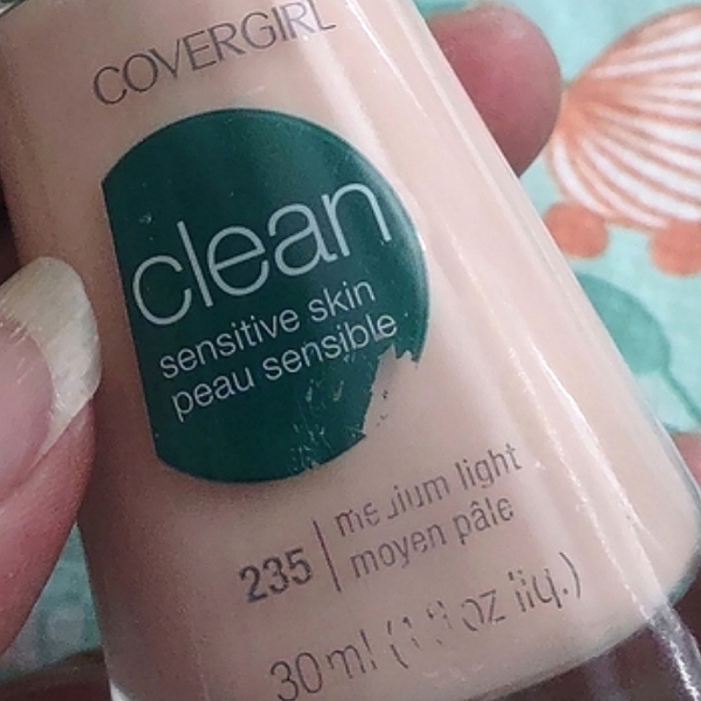 COVERGIRL Medium Light Liquid Foundation NEW - Picture 3 of 9